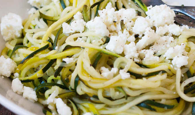 Low Carb Zucchini-Spaghetti mit Zitrone und Feta