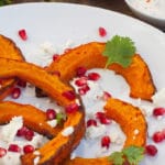 Gerösteter Kürbis mit orientalischem Joghurt und Feta. Knusprig, schnell und verdammt gut – kochkarussell.com
