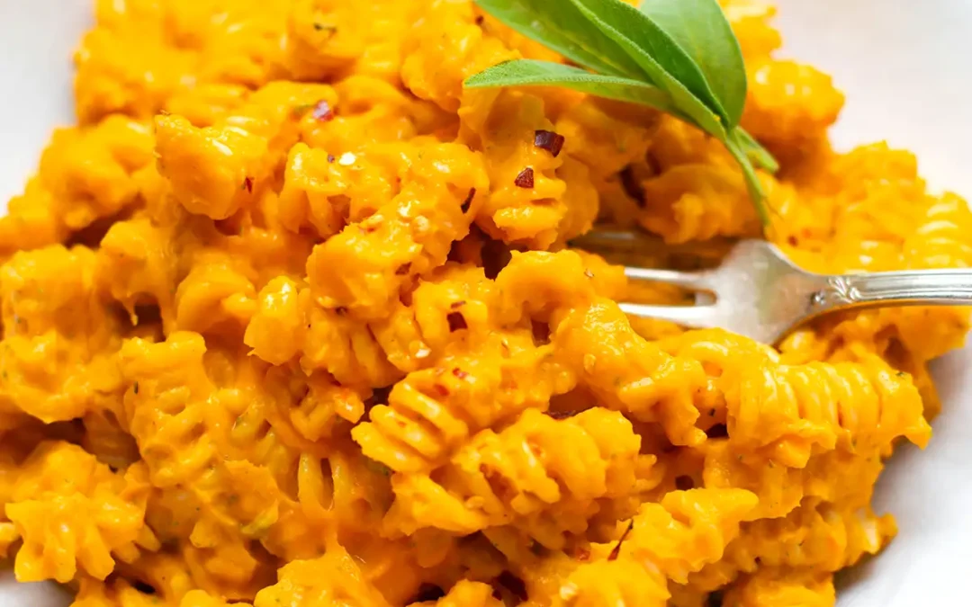 Kürbis Pasta mit Salbei (5 Zutaten & SO cremig!)