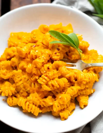 Kürbis Pasta mit Salbei (einfach & cremig)