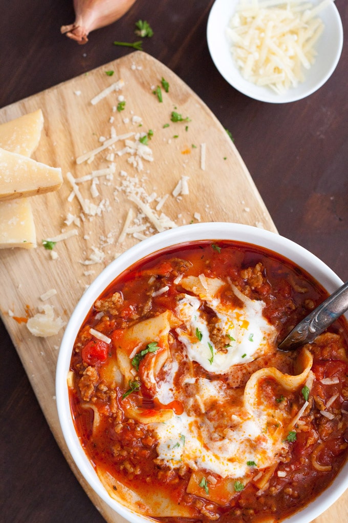 Die Lasagne-Suppe ist extrakäsig, würzig und vollgepackt mit typischen Lasagne-Zutaten. Dazu schnell und einfach, perfekt. Kochkarussell - dein Foodblog für schnelle und einfache Feierabendküche!