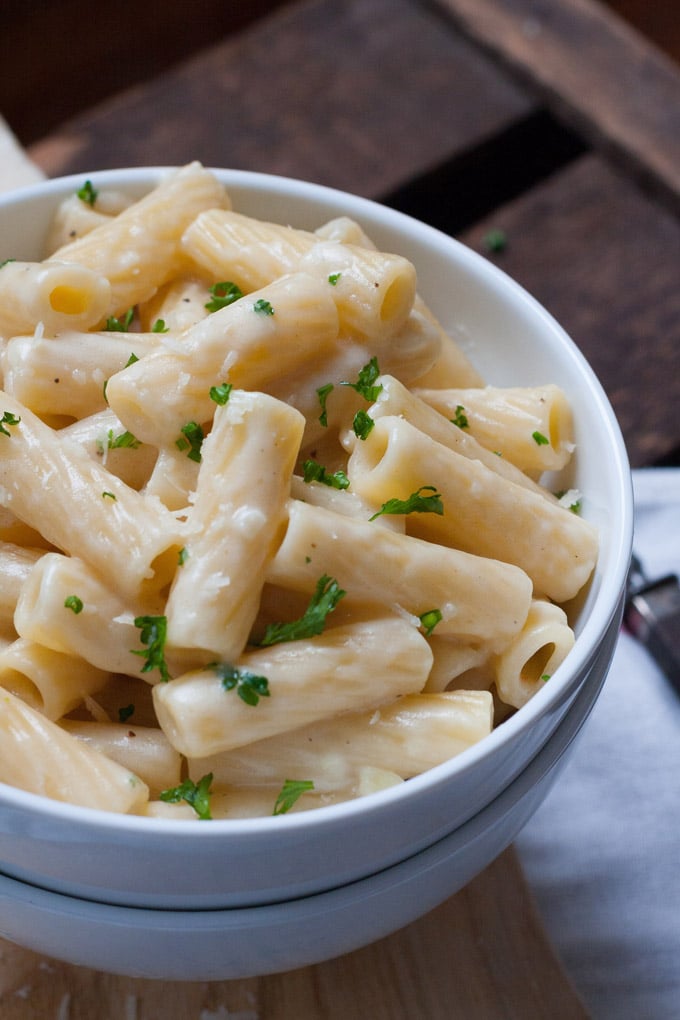 15- Minuten Cremige Knoblauch Pasta. Cremig, würzig und super schnell gemacht - kochkarussell.com