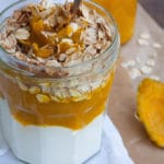 Die Pumpkin Pie Overnight Oats schmecken wie Kürbiskuchen zum Löffeln. Super einfach und unglaublich lecker – Kochkarussell.com