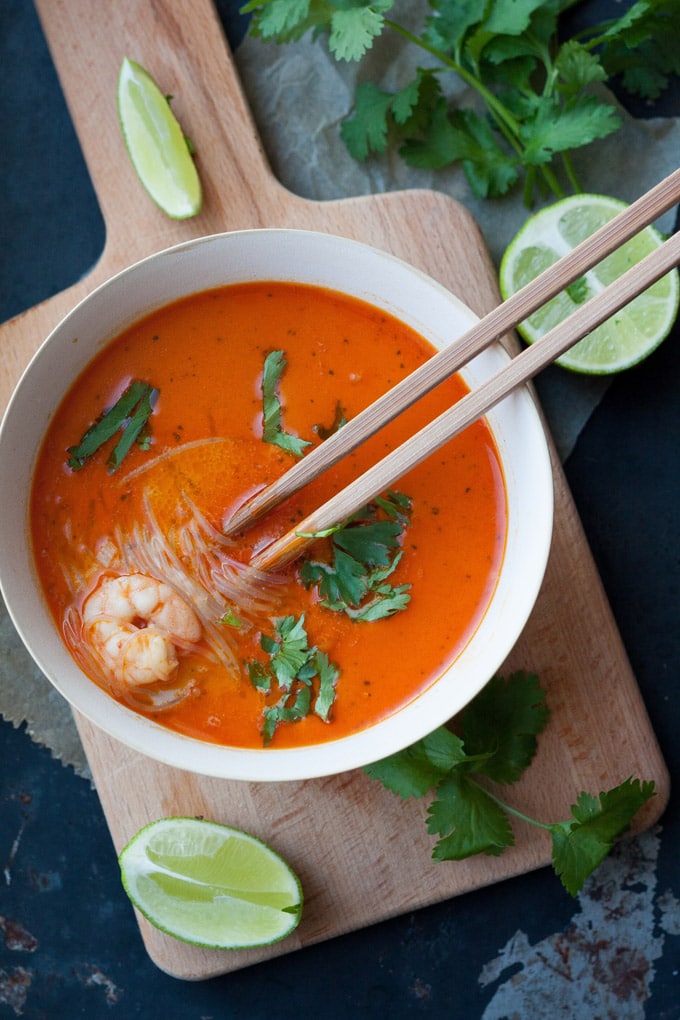 20-Minute Thai Shrimp Soup - Würzig, wohlig warm und extraschnell fertig. Das perfekte Soulfood und schneller als der Lieferservice - kochkarussell.com