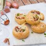 Flammkuchen-Schnecken aus Blätterteig. Super einfach und kommt immer gut an – kochkarussell.com
