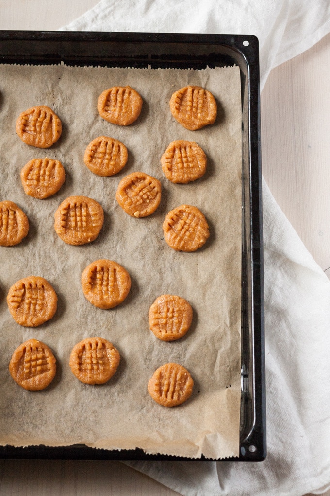 3-Ingredient Peanut Butter Cookies. Drei Zutaten, in 20 Minuten fertig und absolut süchtig machend - kochkarussell.com