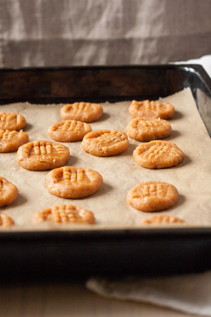 3-Ingredient Peanut Butter Cookies. Drei Zutaten, in 20 Minuten fertig und absolut süchtig machend - Kochkarussell.com
