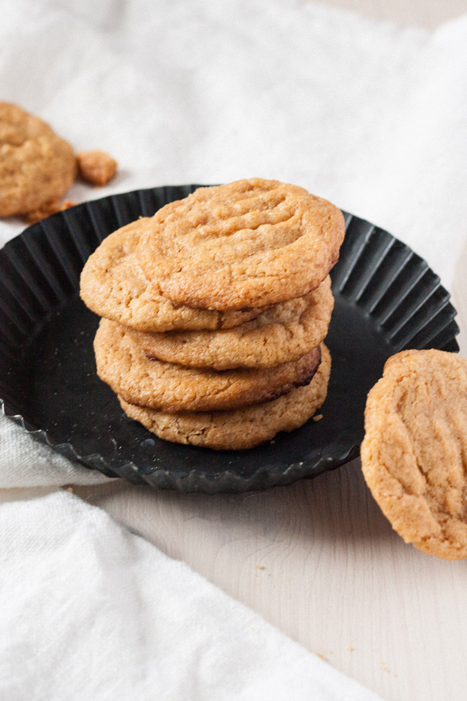 3-Ingredient Peanut Butter Cookies. Drei Zutaten, in 20 Minuten fertig und absolut süchtig machend - Kochkarussell.com