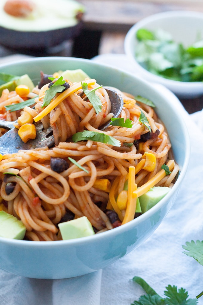 One Pot Mexican Pasta und 10 weitere schnelle und einfache Veggie One Pot Rezepte. Für alle Rezepte braucht ihr nur einen Topf oder eine Pfanne, wenig Zeit und bekommt dennoch die extra Ladung Gemüse und Comfort Food. Alle vegetarische Rezepte sind schnell gekocht, einfach und super lecker. Kochkarussell - dein Foodblog für schnelle und einfache Feierabendküche.