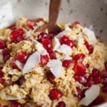 Für die Orangen Granatapfel Overnight Oats braucht ihr nur vier Zutaten und fünf Minuten Zeit. Knackig, leicht und richtig lecker – kochkarussell.com