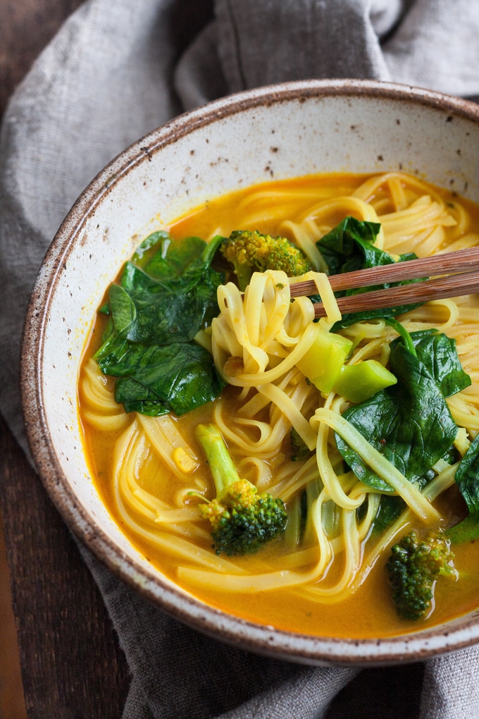 Schnelle Curry Kokos Suppe. Für dieses einfache Rezept kannst du jedes Gemüse verwenden. Cremig, würzig und verdammt gut. Vegan - kochkarussell.com