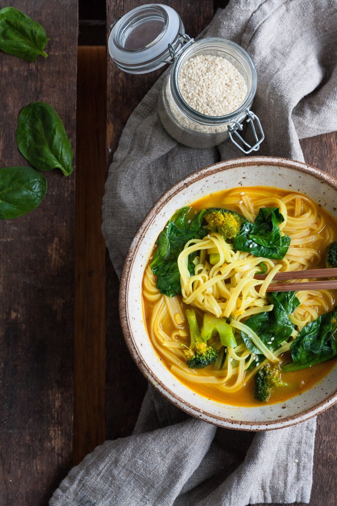 Schnelle Curry Kokos Suppe. Für dieses einfache Rezept kannst du jedes Gemüse verwenden. Cremig, würzig und verdammt gut. Vegan - kochkarussell.com