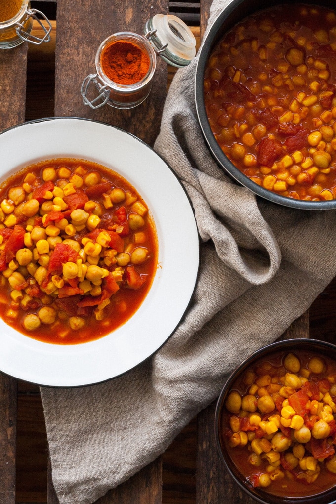 Kichererbsen-Stew mit Tomaten und Mais. 20 Minuten, herzhaft und unglaublich würzig. Perfekt für unter der Woche - kochkarussell.com