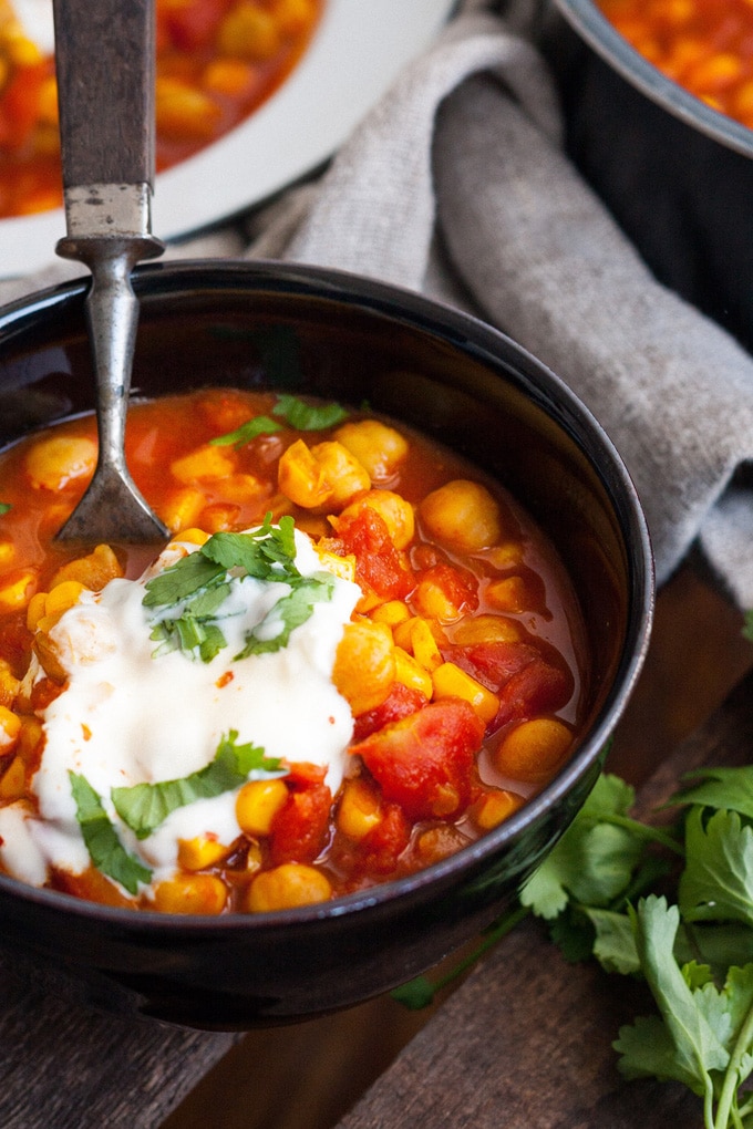 Kichererbsen-Stew mit Tomaten und Mais. 20 Minuten, herzhaft und unglaublich würzig. Perfekt für unter der Woche - kochkarussell.com