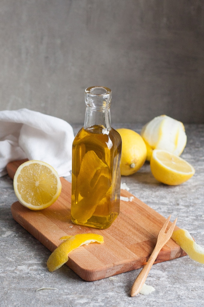 Werbung. Zitronen-Olivenöl aus zwei Zutaten. Schnell, unglaublich köstlich und viel günstiger als aus dem Öl-Laden - kochkarussell.com