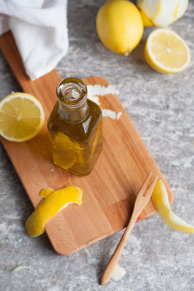 Werbung. Zitronen-Olivenöl aus zwei Zutaten. Schnell, unglaublich köstlich und viel günstiger als aus dem Öl-Laden - kochkarussell.com