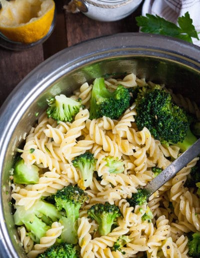Brokkoli-Pasta mit Zitrone und Knoblauch