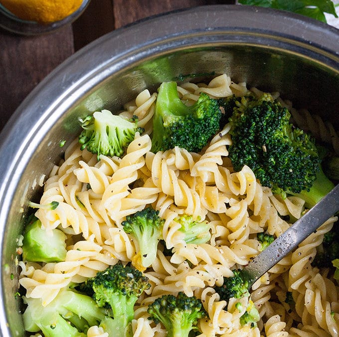 Brokkoli-Pasta mit Zitrone und Knoblauch – 20-Minuten Pastaglück