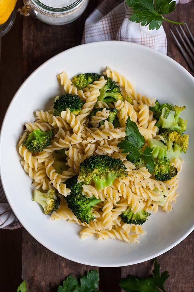 Brokkoli-Pasta mit Zitrone und Knoblauch. Für dieses schnelle Rezept braucht ihr nur 7 Zutaten und 20 Minuten Zeit. Vegan und köstlich - kochkarussell.com