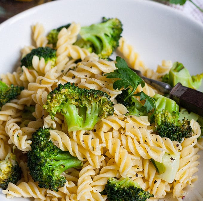 Brokkoli Pasta mit Zitrone (nur 20 Minuten!)
