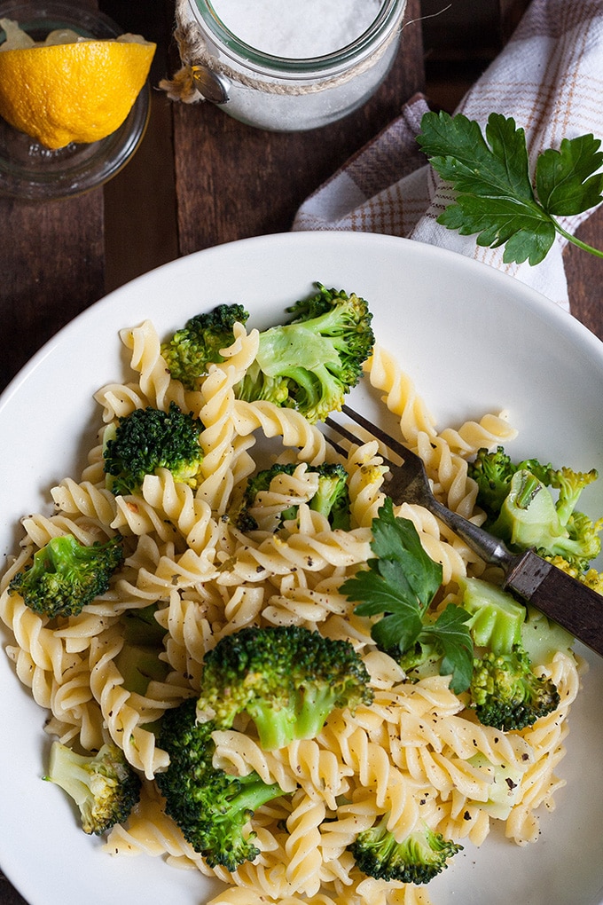 Brokkoli-Pasta mit Zitrone und Knoblauch. Für dieses schnelle Rezept braucht ihr nur 7 Zutaten und 20 Minuten Zeit. Vegan und köstlich - kochkarussell.com