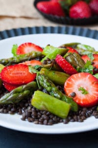 Leichter Belugalinsen-Salat mit Erdbeeren und grünem Spargel