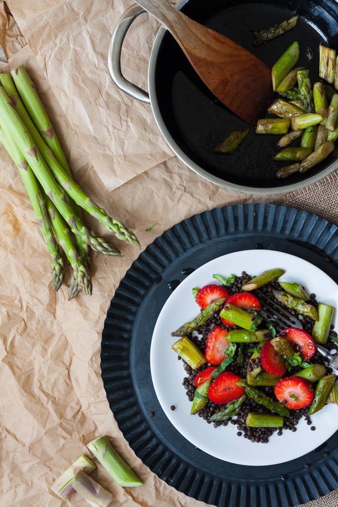 Werbung. Leichter Belugalinsen-Salat mit Erdbeeren und grünem Spargel. So lecker! Für diesen Frühlingssalat brauchst du nur neun Zutaten und 30 Minuten Zeit - kochkarussell.com
