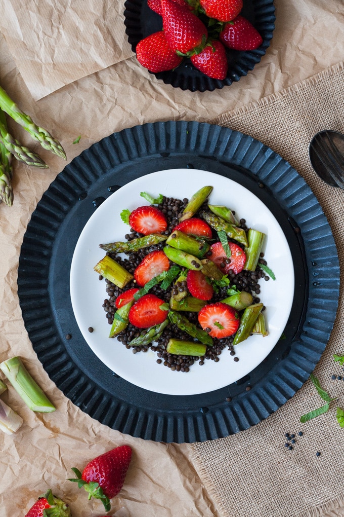 Werbung. Leichter Belugalinsen-Salat mit Erdbeeren und grünem Spargel. So lecker! Für diesen Frühlingssalat brauchst du nur neun Zutaten und 30 Minuten Zeit - kochkarussell.com