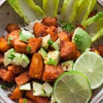 Buddha Bowl mit gerösteten Süßkartoffeln. Für dieses schnelle Soulfood braucht ihr nur eine Handvoll Zutaten. Unbedingt probieren – kochkarussell.com