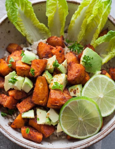 Buddha Bowl mit gerösteten Süßkartoffeln