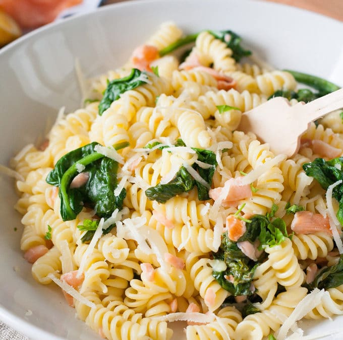 One Pot Pasta mit Spinat und Räucherlachs