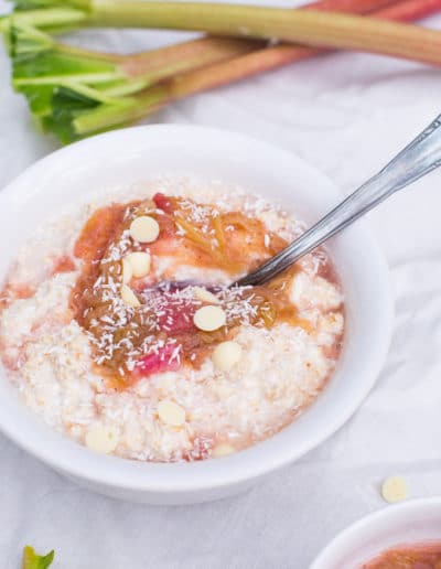 Rhabarber-Kokos Overnight Oats mit weißer Schokolade
