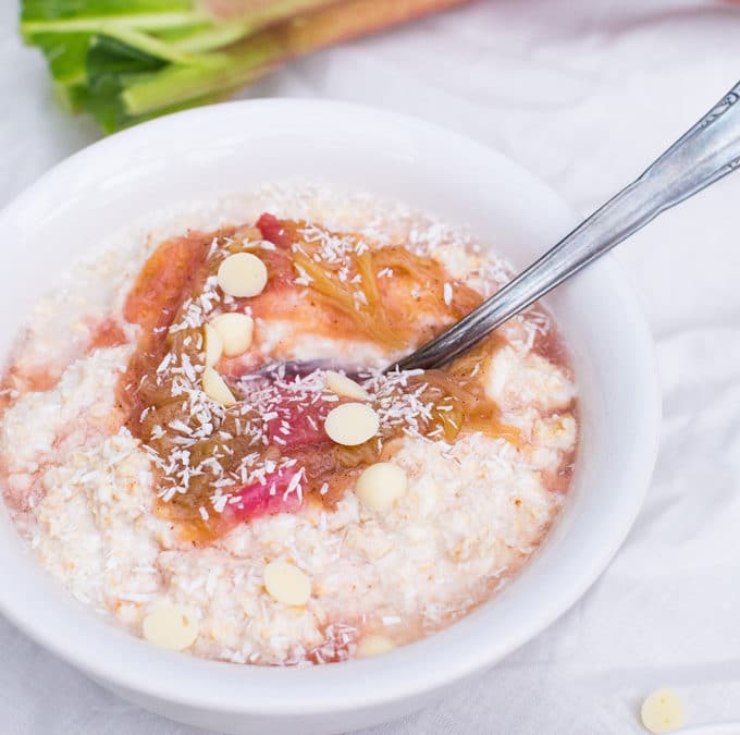 Rhabarber-Kokos Overnight Oats mit weißer Schokolade