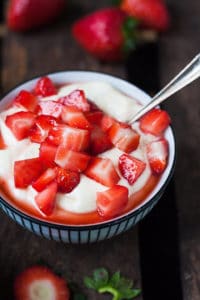 Cremigster Vanillequark mit Erdbeeren aus vier Zutaten