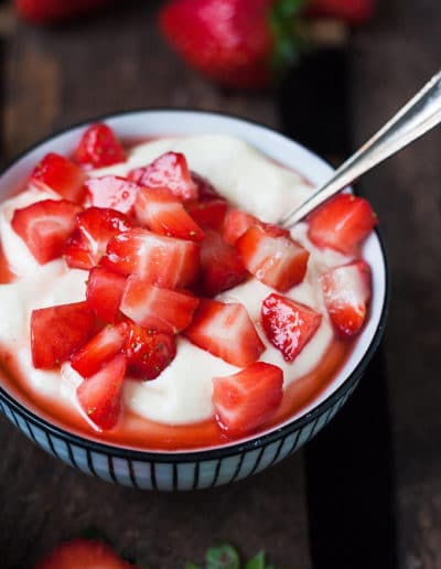 Cremigster Vanillequark mit Erdbeeren aus vier Zutaten