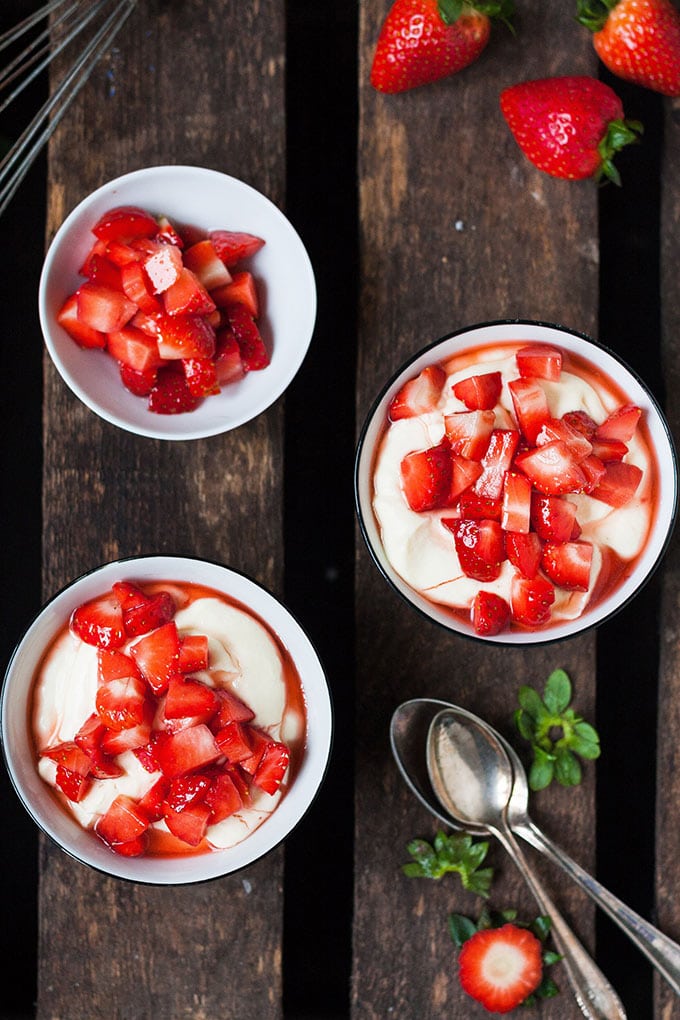 Cremigster Vanillequark mit Erdbeeren. Schnell, einfach, vier Zutaten. Perfekt als flottes Dessert und bei Überraschungsbesuch - kochkarussell.com