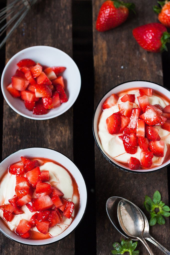 Cremigster Vanillequark mit Erdbeeren. Schnell, einfach, vier Zutaten. Perfekt als flottes Dessert und bei Überraschungsbesuch - kochkarussell.com