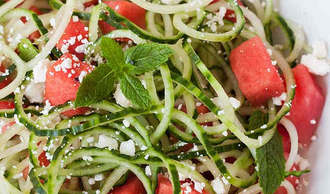 Wassermelonen Feta Salat mit Gurken-Spaghetti - Kochkarussell.com