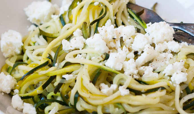 Zucchini-Spaghetti mit Zitrone und Feta - Kochkarussell.com