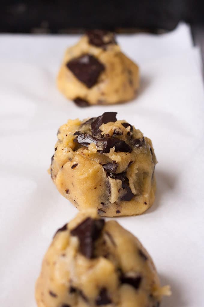Werbung. Chocolate Chip Cookies mit Meersalz. Vollgepackt mit dicken Schokostückchen! Für dieses einfache Rezept braucht ihr nur 9 Zutaten. Kein Kühlen notwendig - kochkarussell.com
