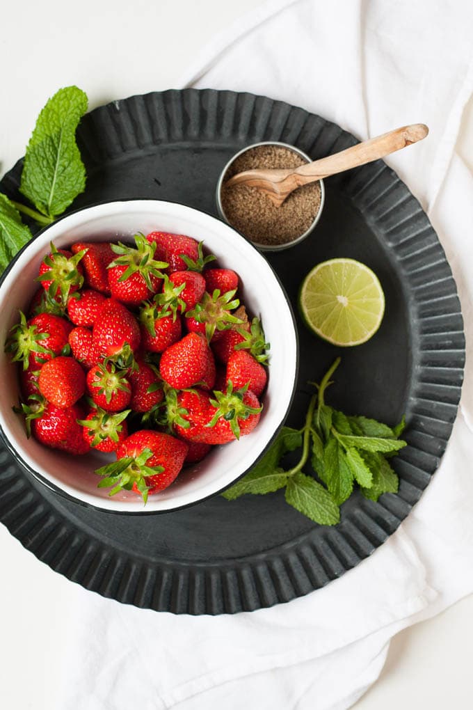 Erdbeer-Minz-Salat aus vier Zutaten. Super lecker und der perfekte 10-Minuten Healthy Snack - kochkarussell.com