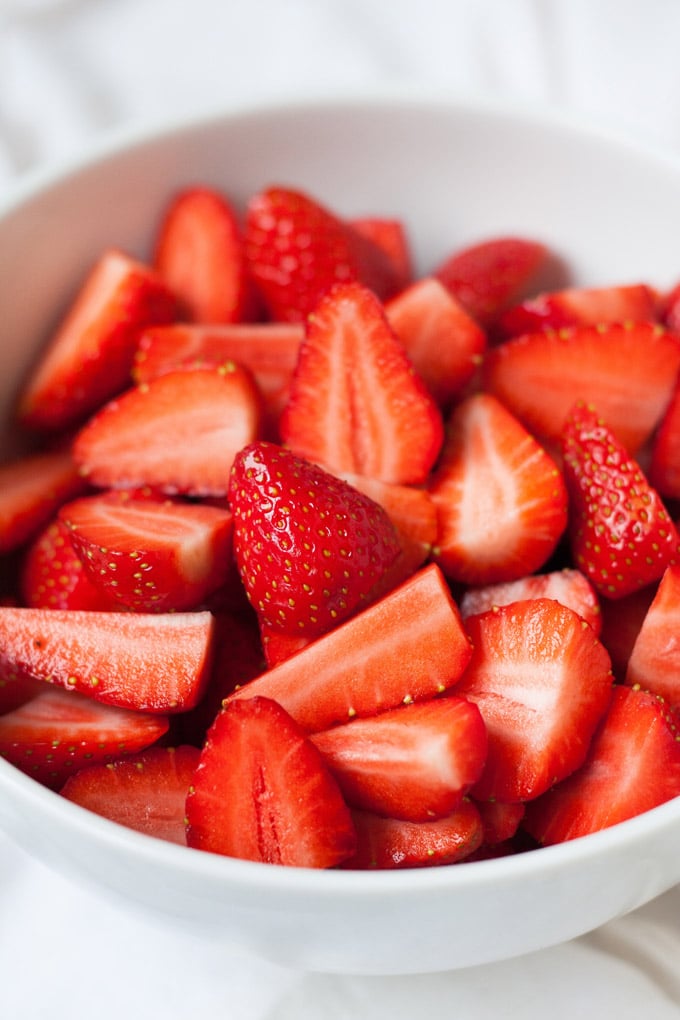 Erdbeer-Minz-Salat aus vier Zutaten. Super lecker und der perfekte 10-Minuten Healthy Snack - kochkarussell.com