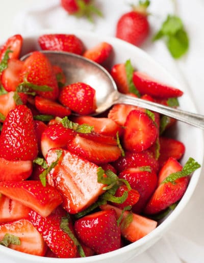 Erdbeer-Minz-Salat aus vier Zutaten – Healthy Snack