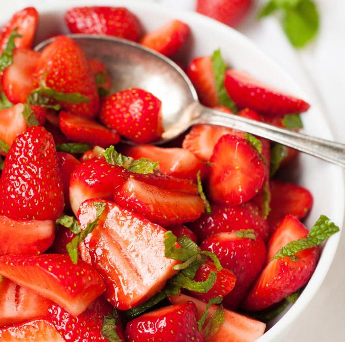 Erdbeer-Minz-Salat aus vier Zutaten – Healthy Snack!