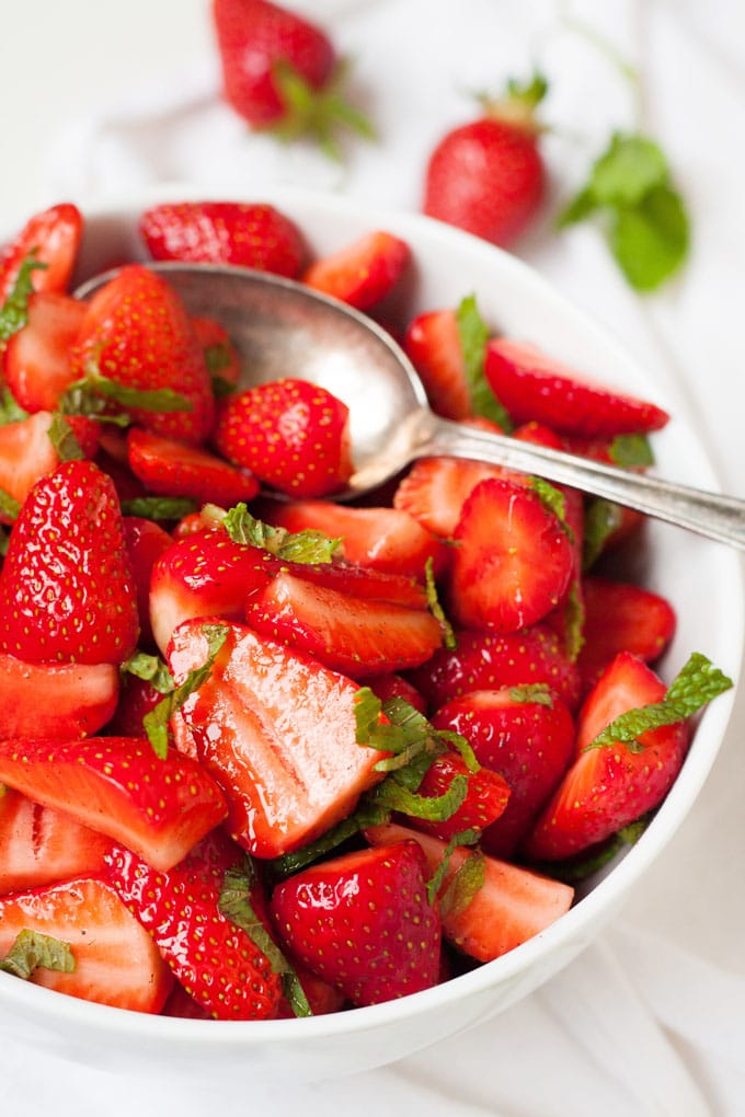 Erdbeer-Minz-Salat aus vier Zutaten. So lecker und der perfekte 10-Minuten Healthy Snack - kochkarussell.com