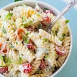 20-Minuten Tzatzik-Nudelsalat. Super einfach und SO lecker. Für dieses schnelle Rezept braucht ihr nur eine Handvoll Zutaten. Unbedingt probieren – kochkarussell.com