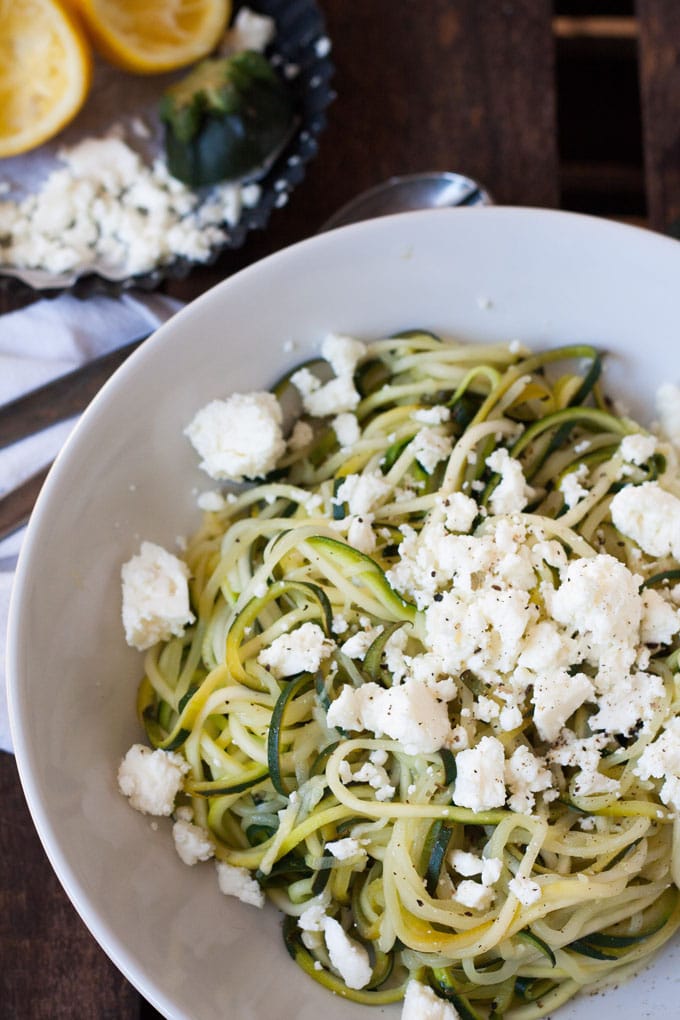 Low Carb Zucchini-Spaghetti mit Zitrone und Feta