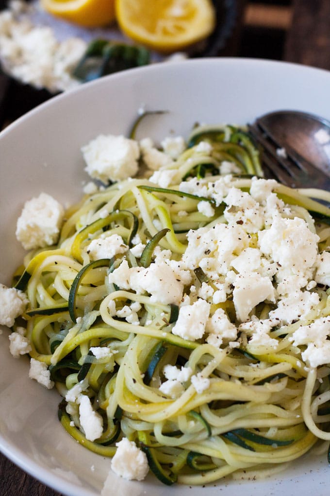 Low Carb Zucchini-Spaghetti mit Zitrone und Feta