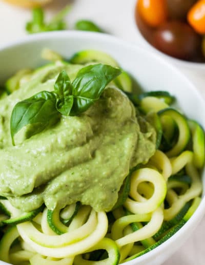 Zucchini-Spaghetti mit cremigem Avocadopesto zum Frühlings Blog Hop *Sponsored Event* Giveaway