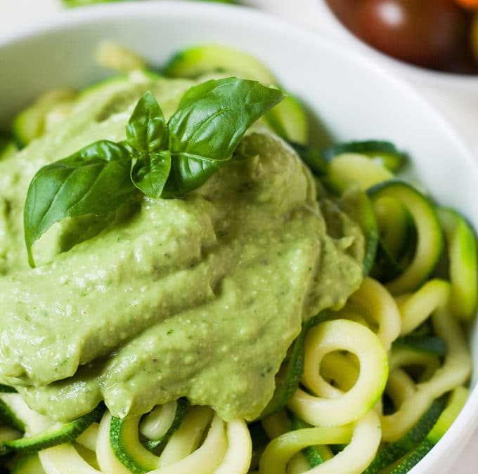 Zucchini-Spaghetti mit cremigem Avocadopesto